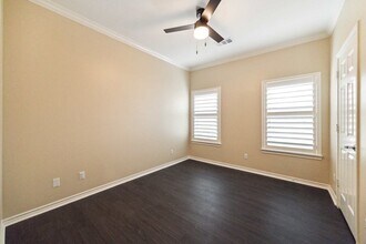 6835 Staffordshire Crescent in Houston, TX - Building Photo - Building Photo