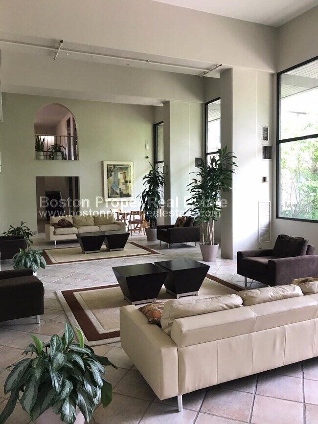 1731 Beacon St, Unit 204 in Brookline, MA - Building Photo - Building Photo