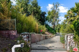 19621 Wells Dr in Los Angeles, CA - Building Photo - Building Photo