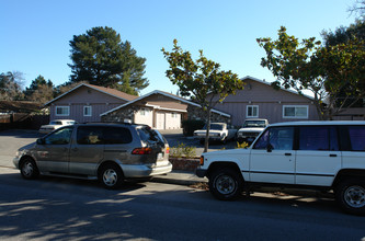 405 Calderon Ave in Mountain View, CA - Building Photo - Building Photo