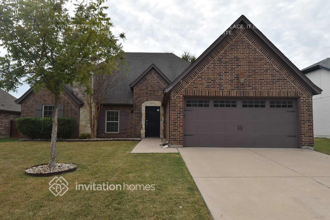 557 Sterling Dr in Benbrook, TX - Building Photo