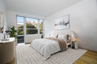 331 E Houston St in New York, NY - Building Photo