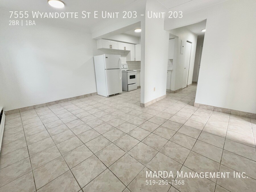 7555 Wyandotte St E in Windsor, ON - Building Photo