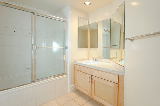 12745 Moorpark St, Unit 302 in Los Angeles, CA - Building Photo - Building Photo