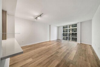 1756 N Bayshore Dr, Unit 22F in Miami, FL - Building Photo - Building Photo