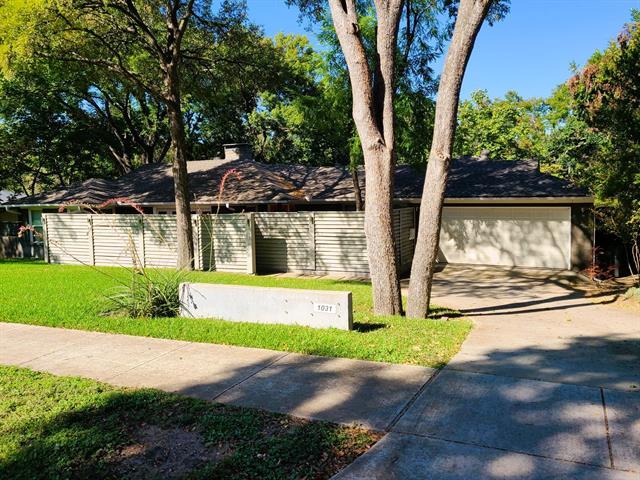 1031 Erin Dr in Dallas, TX - Foto de edificio