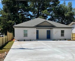 515-517 E Palm St in Lonoke, AR - Building Photo