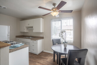 Sea Breeze Garden Apartments in Imperial Beach, CA - Foto de edificio - Interior Photo