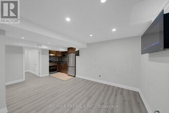 370 Highglen Ave in Markham, ON - Building Photo - Building Photo