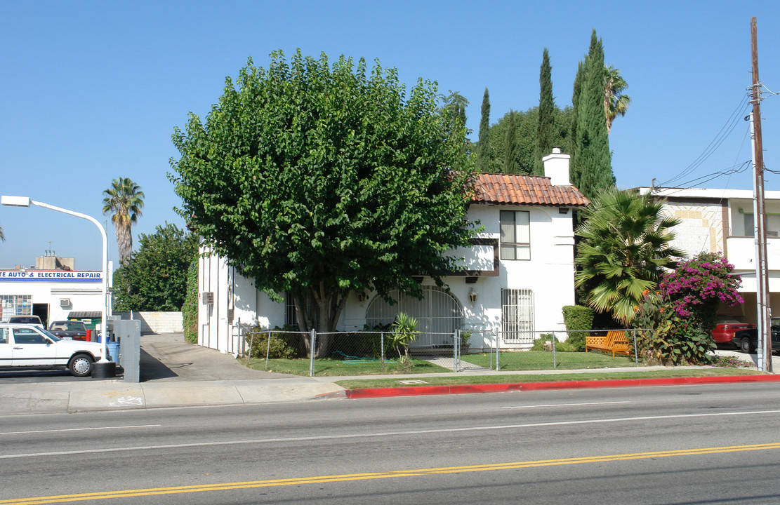 5615 Kester Ave in Van Nuys, CA - Building Photo