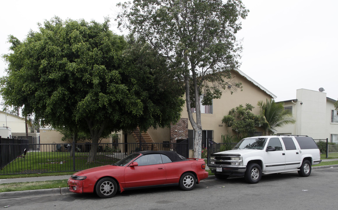 700 N Anna Dr in Anaheim, CA - Foto de edificio