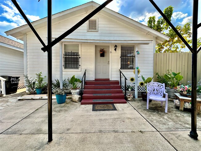 property at 305 N Live Oak St