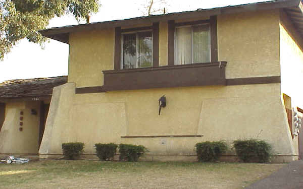 1556 E Fairfield Ct in Ontario, CA - Foto de edificio