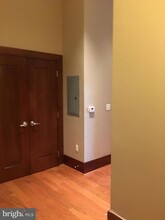 8220 Crestwood Heights Dr, Unit 112 in McLean, VA - Foto de edificio - Building Photo