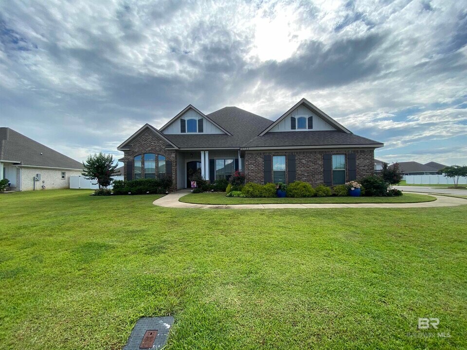 10722 Secretariat Blvd in Daphne, AL - Building Photo