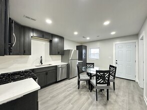 1937 W Grand Ave, Unit 3 in Chicago, IL - Foto de edificio - Building Photo