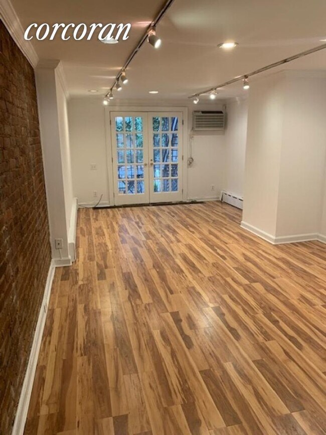 208 E 78th St-Unit -: Grdn Fl in New York, NY - Building Photo - Building Photo