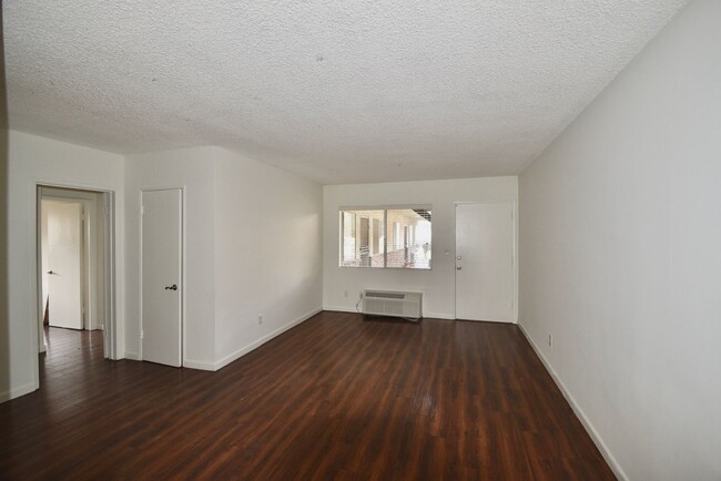 5455 Bellingham Ave in Los Angeles, CA - Foto de edificio - Building Photo