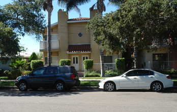 2358 Florencita Ave in Montrose, CA - Foto de edificio - Building Photo