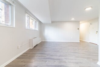 2400 41st St NW, Unit 104 in Washington, DC - Foto de edificio - Building Photo