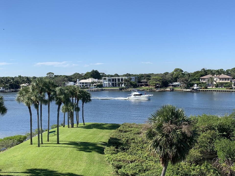 1701 Marina Isle Way in Jupiter, FL - Foto de edificio