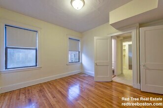 24 Hamilton Rd in Brookline, MA - Foto de edificio - Building Photo