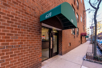 634 Washington St in New York, NY - Foto de edificio - Building Photo