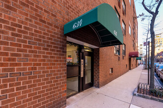 634 Washington St in New York, NY - Building Photo - Building Photo