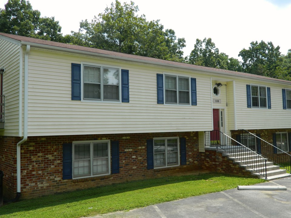 Woods Edge in Forest, VA - Building Photo