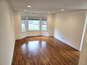 63 Dunwood Rd in Port Washington, NY - Building Photo - Building Photo