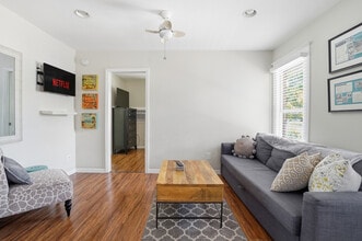 539 6th St N, Unit 539 6th St N #2 in St. Petersburg, FL - Foto de edificio - Building Photo