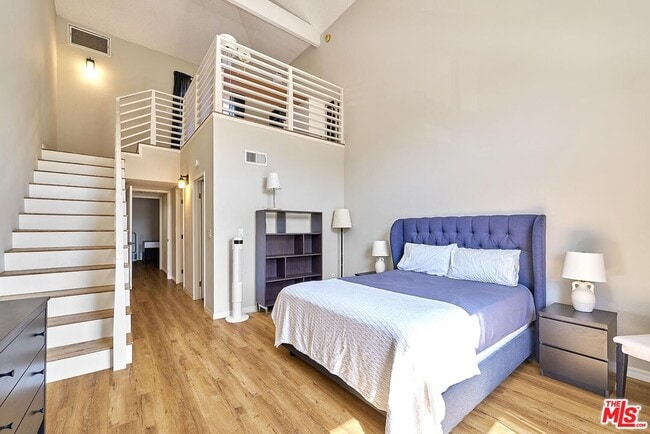 10929 Morrison St in Los Angeles, CA - Building Photo - Building Photo