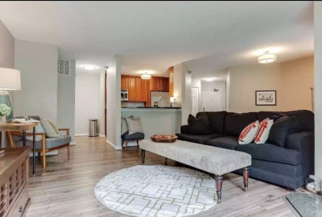 6010 Chasewood Pkwy in Minnetonka, MN - Building Photo - Building Photo