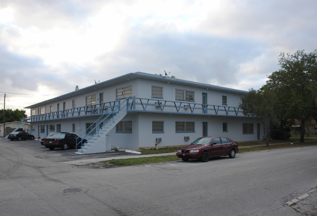 Hilton House Apartments in Hollywood, FL - Building Photo - Building Photo