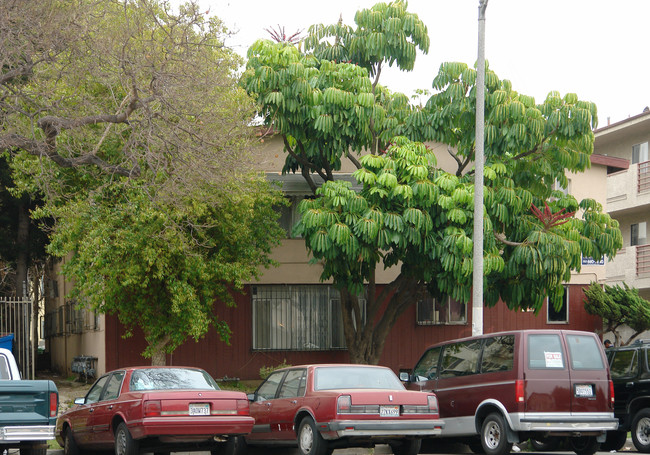 562 N Kenmore Ave in Los Angeles, CA - Foto de edificio - Building Photo