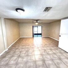 10128 Lake Oak Cir in Tampa, FL - Building Photo - Building Photo