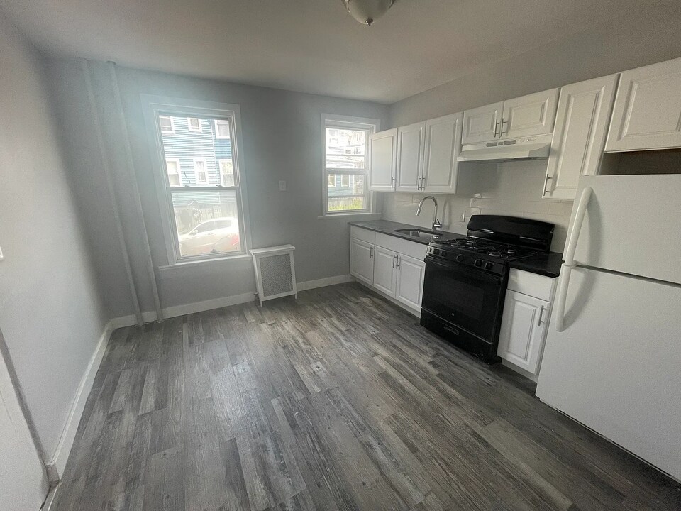 1075 Grove St, Unit 1 Photo