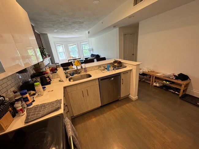 1402 Beacon St, Unit 3 in Brookline, MA - Foto de edificio - Building Photo