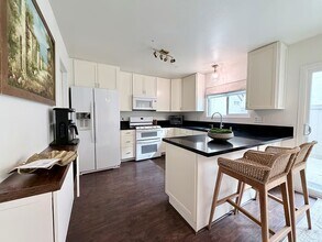 177 N Singingwood St in Orange, CA - Building Photo - Building Photo