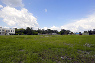 610 W Bay Dr in Largo, FL - Building Photo - Building Photo