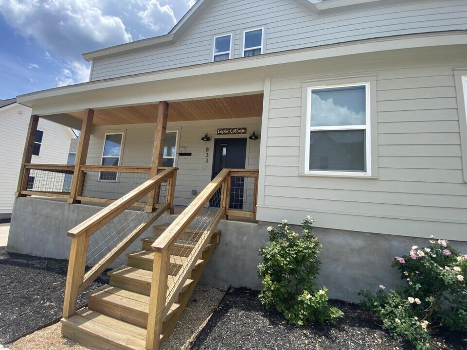 833 S One Mile Rd in Fayetteville, AR - Building Photo