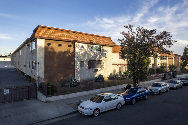 8800 Cedros Ave in Panorama City, CA - Foto de edificio - Building Photo