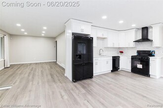 39022 Dover St in Livonia, MI - Building Photo - Building Photo