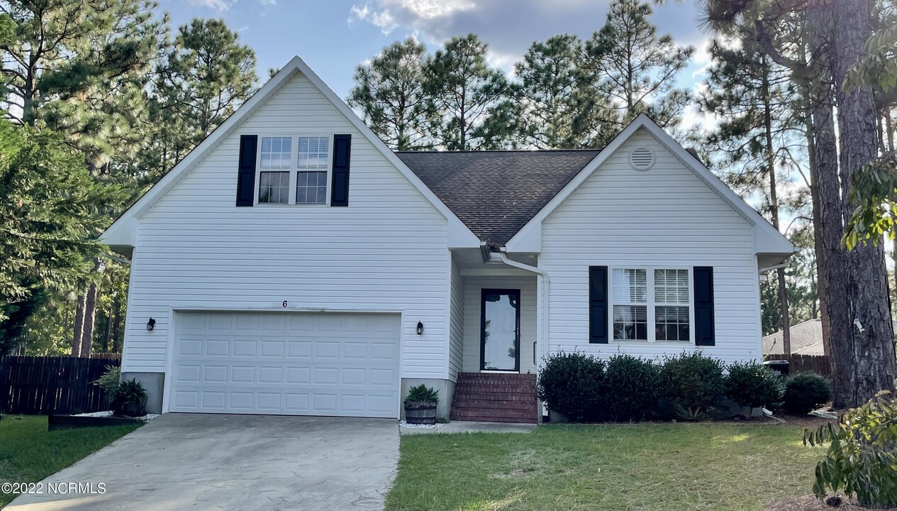 6 White Ct in Pinehurst, NC - Foto de edificio