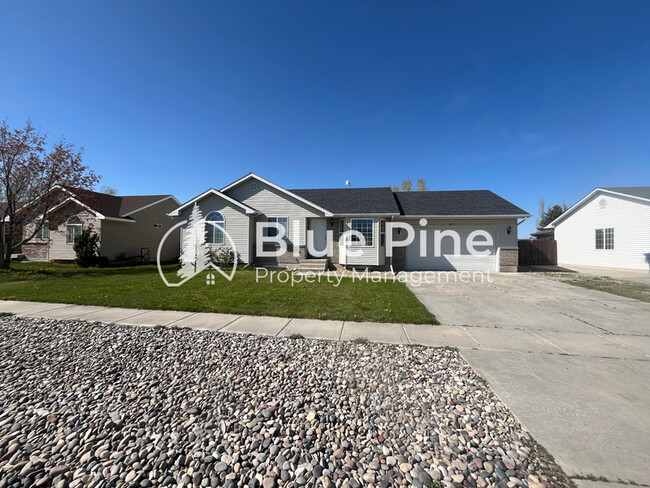 property at 3829 E Lorna Ave