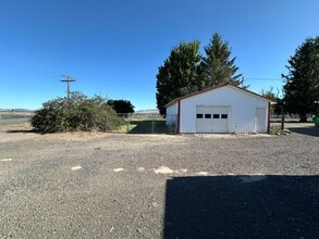 5842 Henley Rd in Klamath Falls, OR - Building Photo - Building Photo