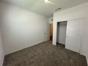 2502 Cambridge Ct in Hanford, CA - Building Photo - Building Photo