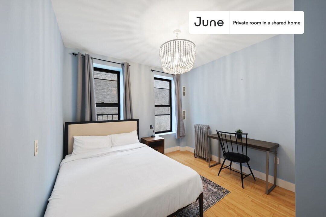 Private bedroom in 2 bed/1 bath Home in New York, NY - Building Photo