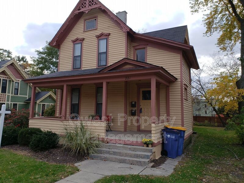 221 Hollister Ave SE in Grand Rapids, MI - Building Photo
