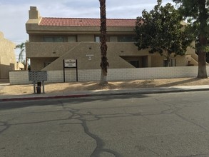 Candlewood Apartments in Cathedral City, CA - Foto de edificio - Building Photo